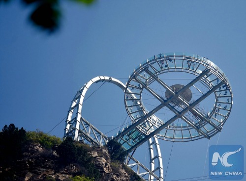 The platforms juts out from the cliff edge.