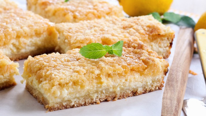 Lemon crumble cheesecake slice