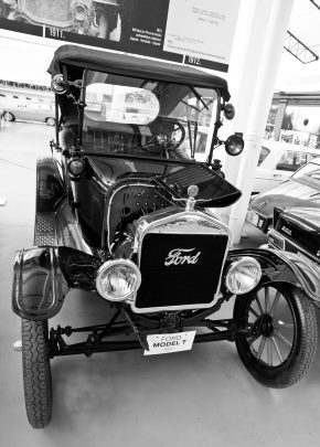 By 1914, the Ford Model T was the most popular selling car in Australia, with 1,142 units sold.