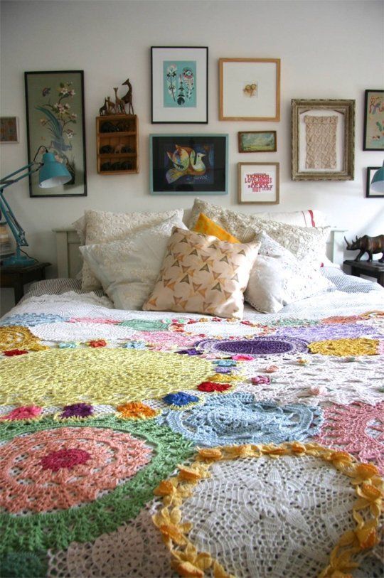 Bring out all your doilies and turn them into a beautiful quilt like this. Photo: Pinterest.