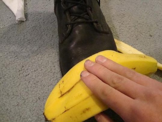 polish shoe using banana