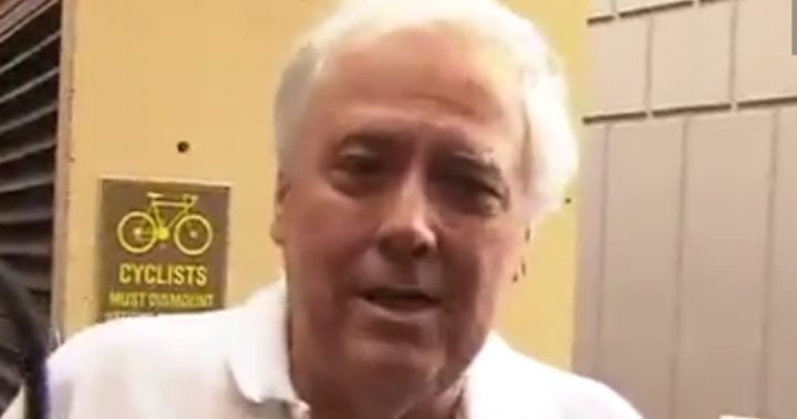 A 'shaky' Clive Palmer has appeared in court with a sick bag and oxygen mask, claiming issues with his memory because of a 'pain medication'. Source: 7 News/Twitter