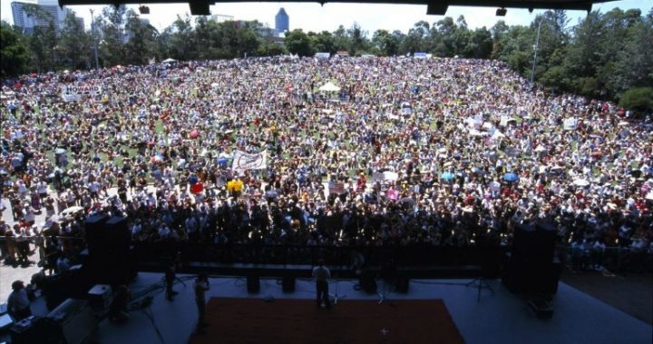 Gathering at the end of the anti war protest Botanic Gardens, Brisbane 2003. Source: Wiki Commons/SLQ