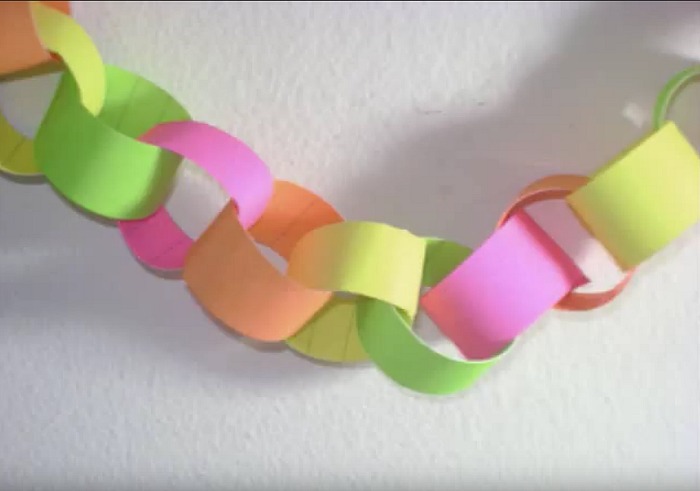 Paper chains have a really nostalgic feel. Source: YouTube/SimpleKidsCrafts - Doll Crafts, Miniatures & More.