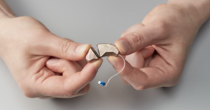 The world's first modular hearing aid: Blamey Saunders' Facett magnetically snaps into its battery and hearing aid components, so you can change the rechargeable battery module quickly and easily. Source: supplies.