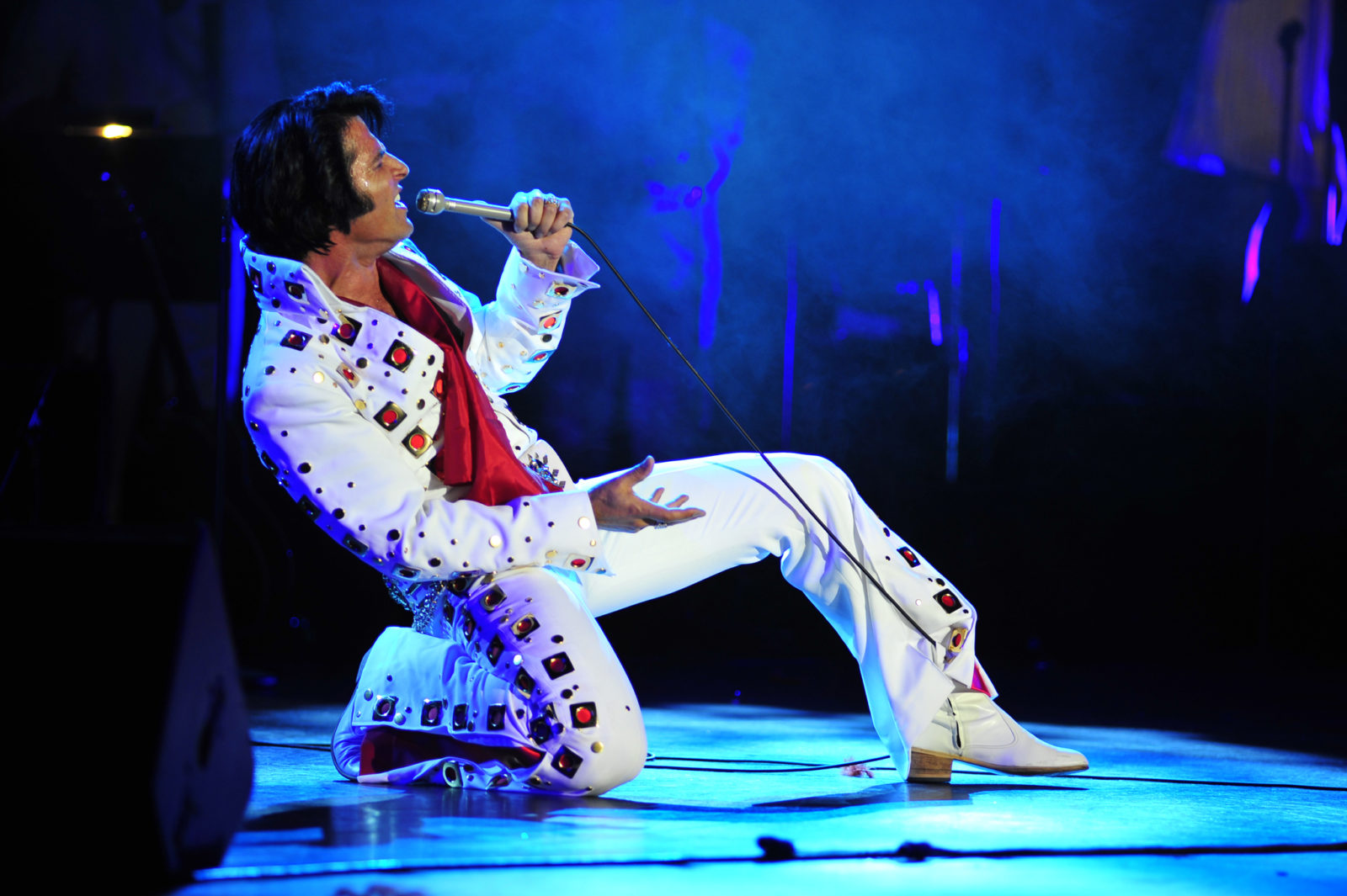 Aussie Elvis tribute artist Mark Andrew put on a spectacular show at the 2019 Parkes Elvis festival. 