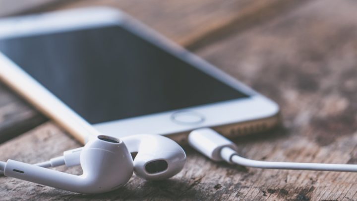 Be it car, train, bus or plane, Les needs to have music in his ears. Source: Pexels