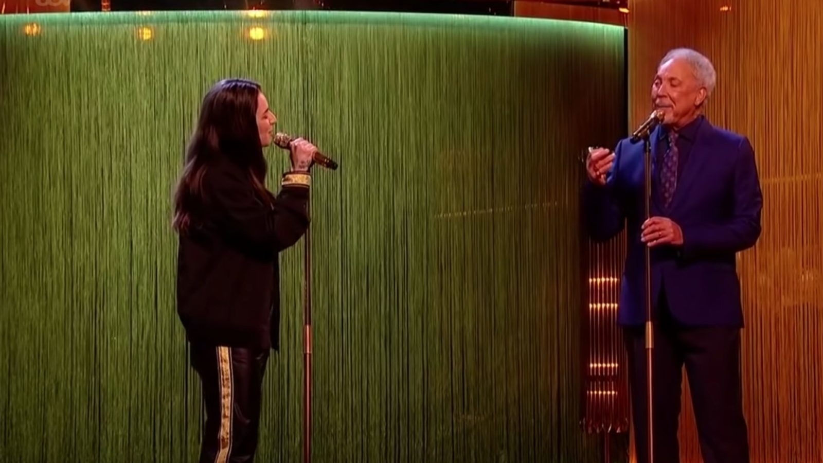 Tom Jones steals the show with haunting duet of Elvis classic - Starts at 60