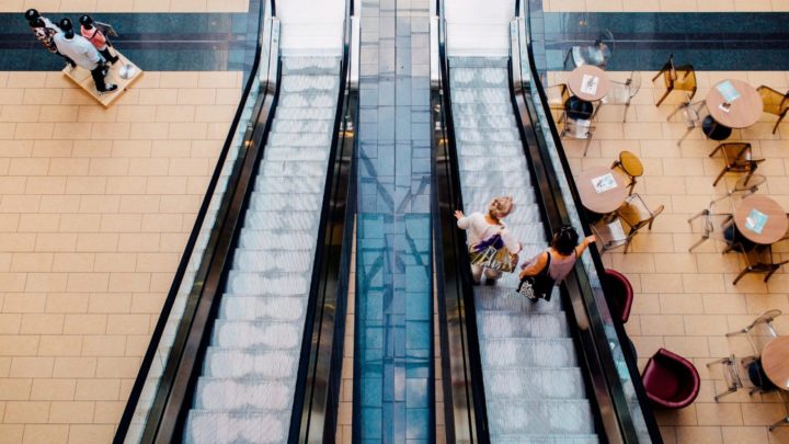 He returns back to see the same man sitting at the shopping centre. Source: Pexels.