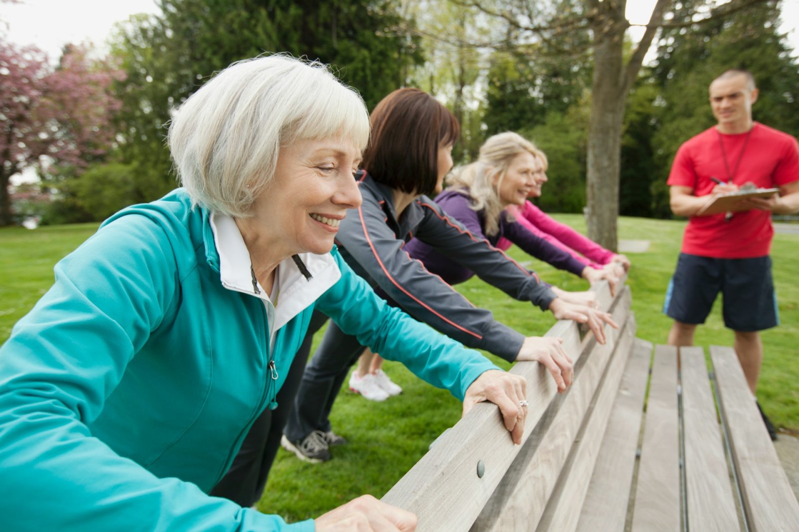 Older women improving their muscles by doing push-ups.