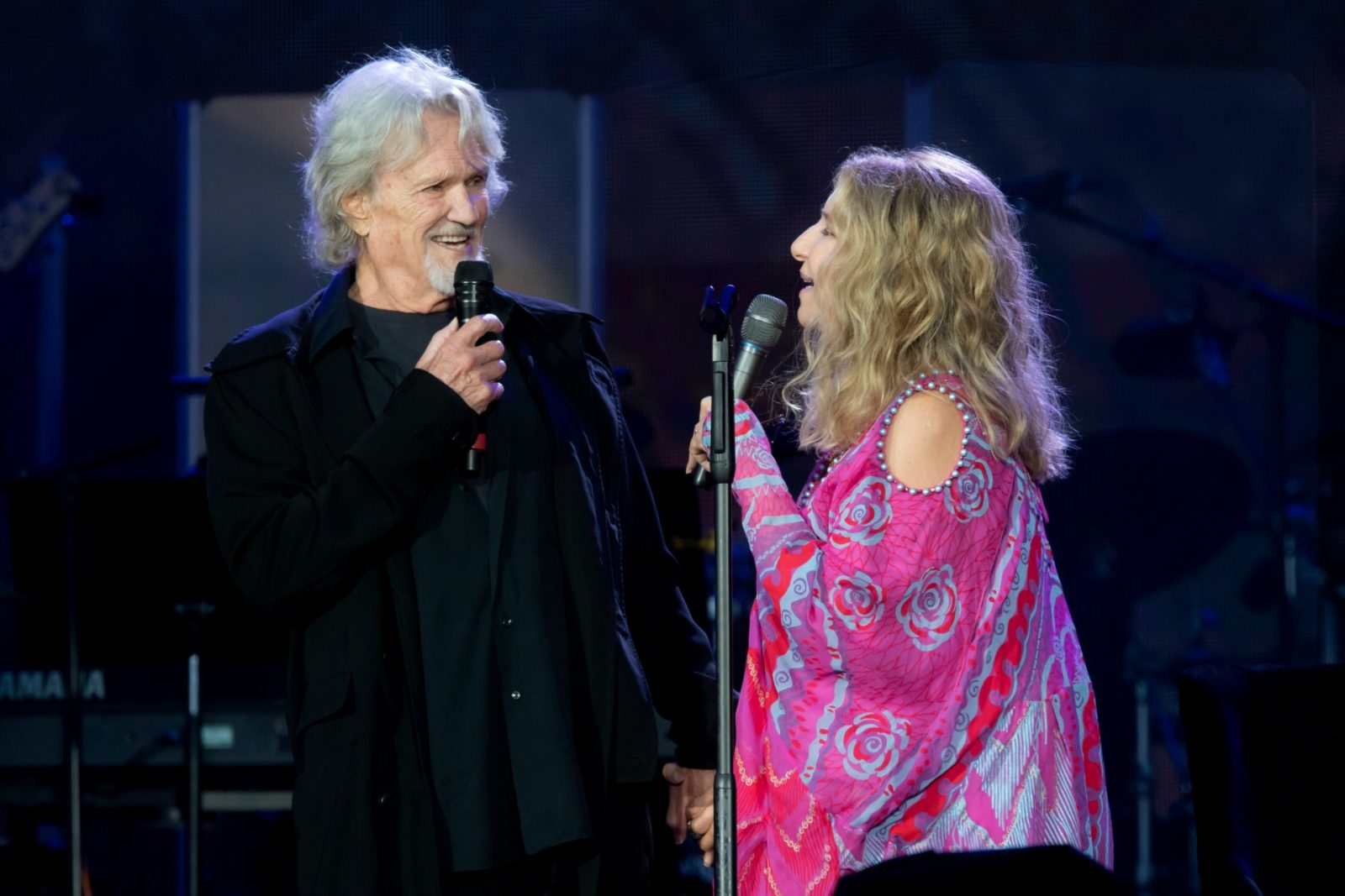 Barbra Streisand performs with Kris Kristofferson at Hyde Park in London. 