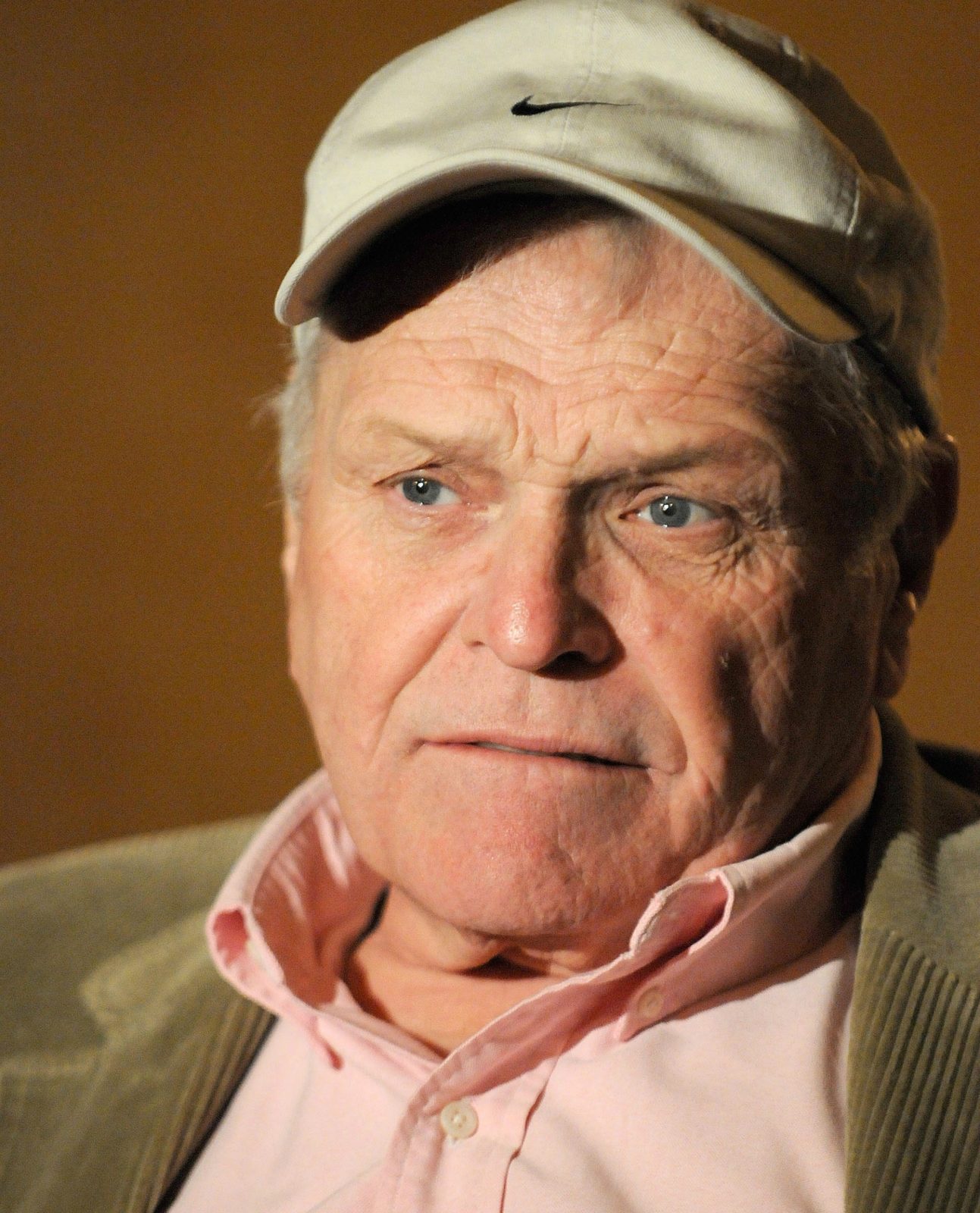 how tall was brian dennehy - Ilustrasi 2