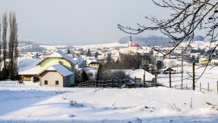 The magnificent fairy-tale vista of Hofkirchen nestled in the snow-filled valley. Source: Di East