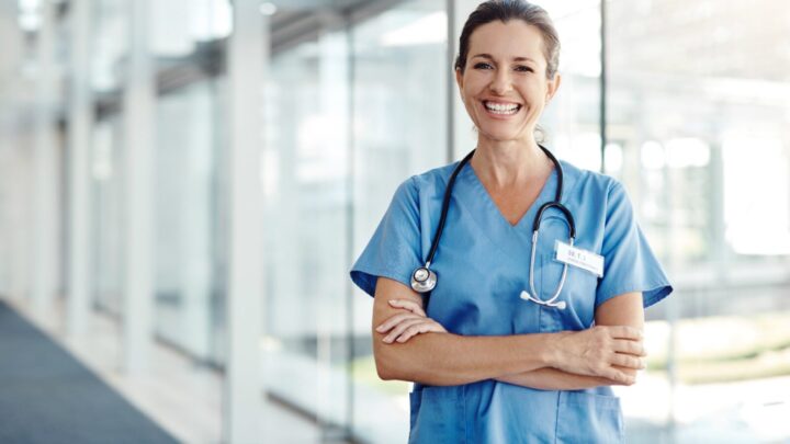 The Lung Foundation Australia provides no-cost telephone appointments with lung cancer support nurses. Source: Getty (model posed for picture) 
