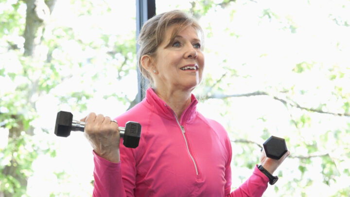 If you haven’t tried strength training with weights before, no problem, because your bodyweight and a bit of space at home is all you need for a lung-friendly routine. 