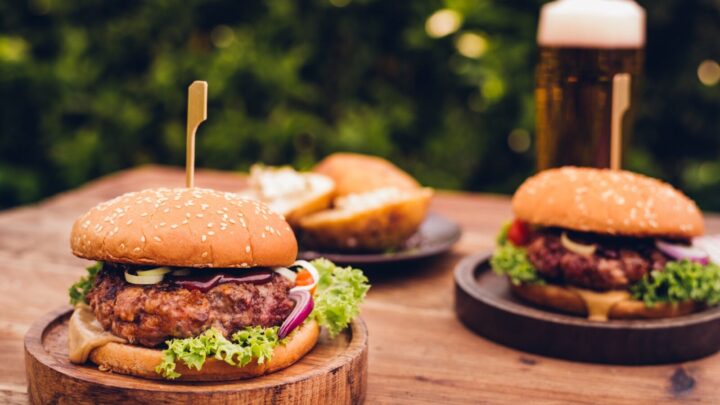 Super simple barbecue beef burgers - Starts at 60