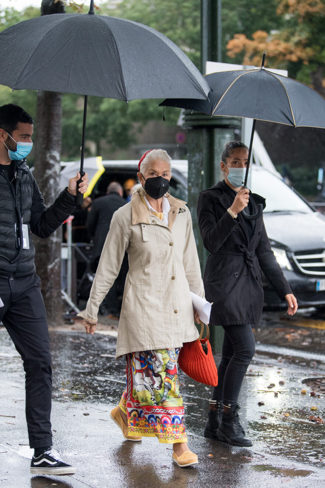 Helen Mirren walks to Paris Fashion week. 