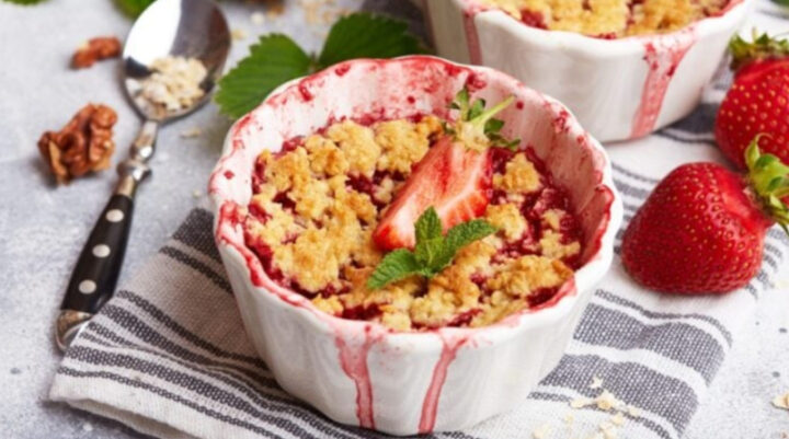 Mouth-watering 10-minute strawberry crumble pie - Starts at 60