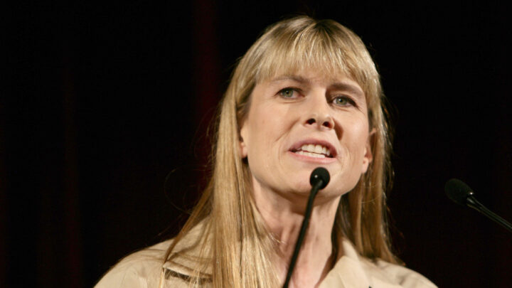 ‘Love lives on’: Terri Irwin moves fans with tribute to Steve on the ...