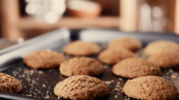 Delicious and crumbly ginger, cinnamon and syrup biscuits - Starts at 60