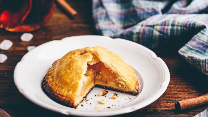 Easy finger foods for Christmas: Mini salted caramel apple pies - Starts at 60