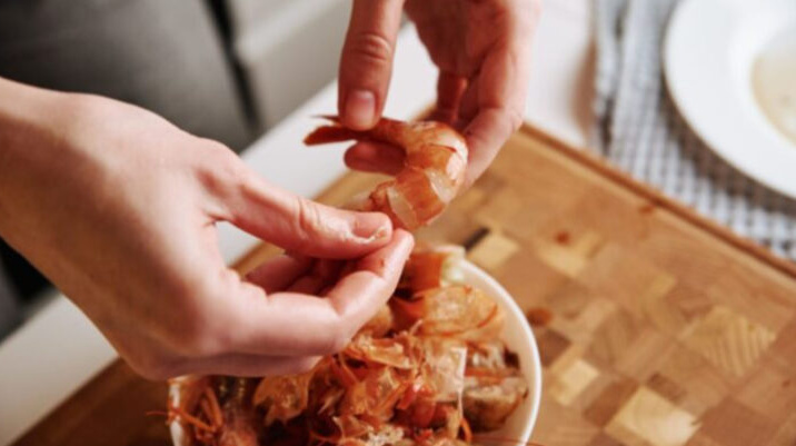 Nothing says 'Aussie Christmas' quite like fresh prawns, but what’s the best way to deal with the leftover heads and shells? Source: Getty Images. 