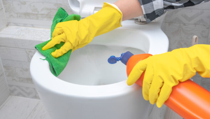 Fed up with scrubbing your toilet? So was Lauren, an Aussie mum who discovered a brilliant solution that involves zero elbow grease. Source: Getty Images. 