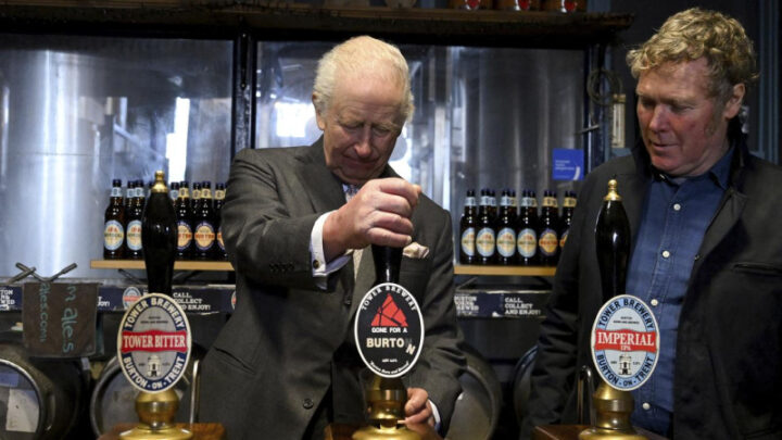 The king show his skills while visiting a family-owned brewery in an area once the epicentre of English beer making. Source: AP PHOTOS.