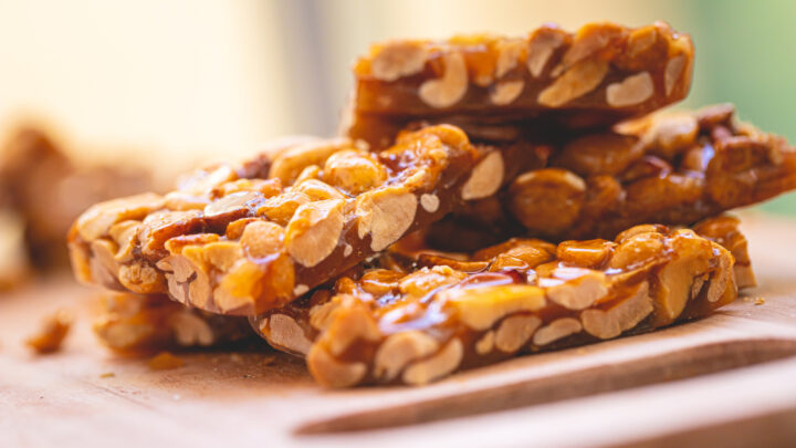 Simple and crunchy peanut brittle - Starts at 60