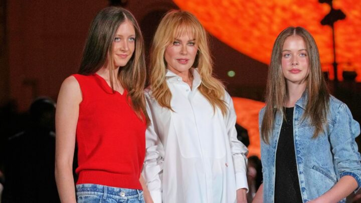 Kidman attends Paris Fashion Week with daughters - Starts at 60